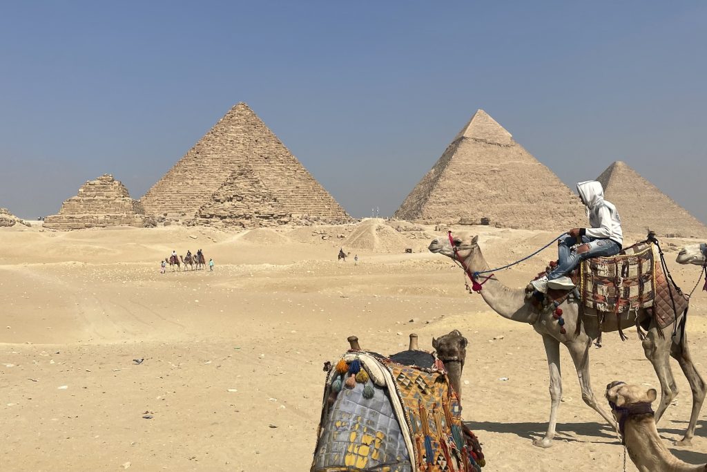 ギザのピラミッドとラクダ