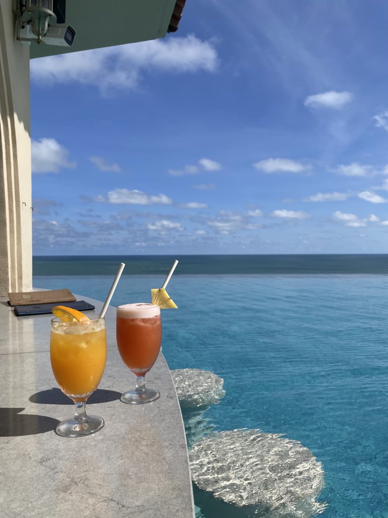 ホテルのプールバー